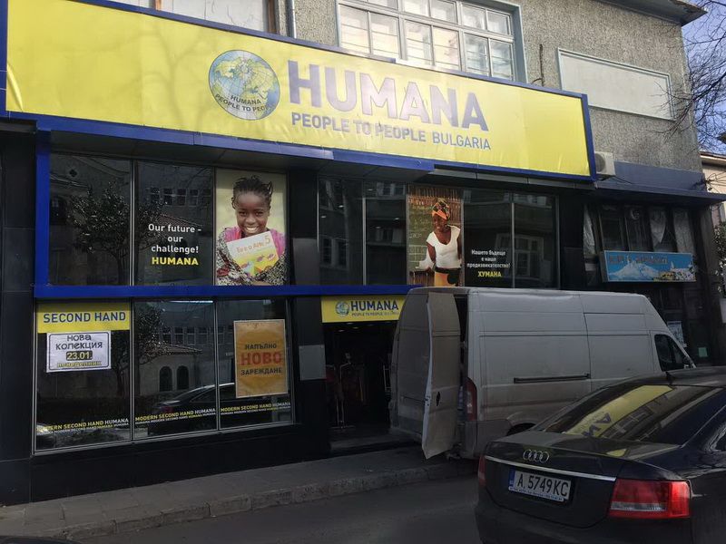 Фотооко: Ето как зареждат магазин в центъра на Бургас (Снимки) - E-Burgas.com
